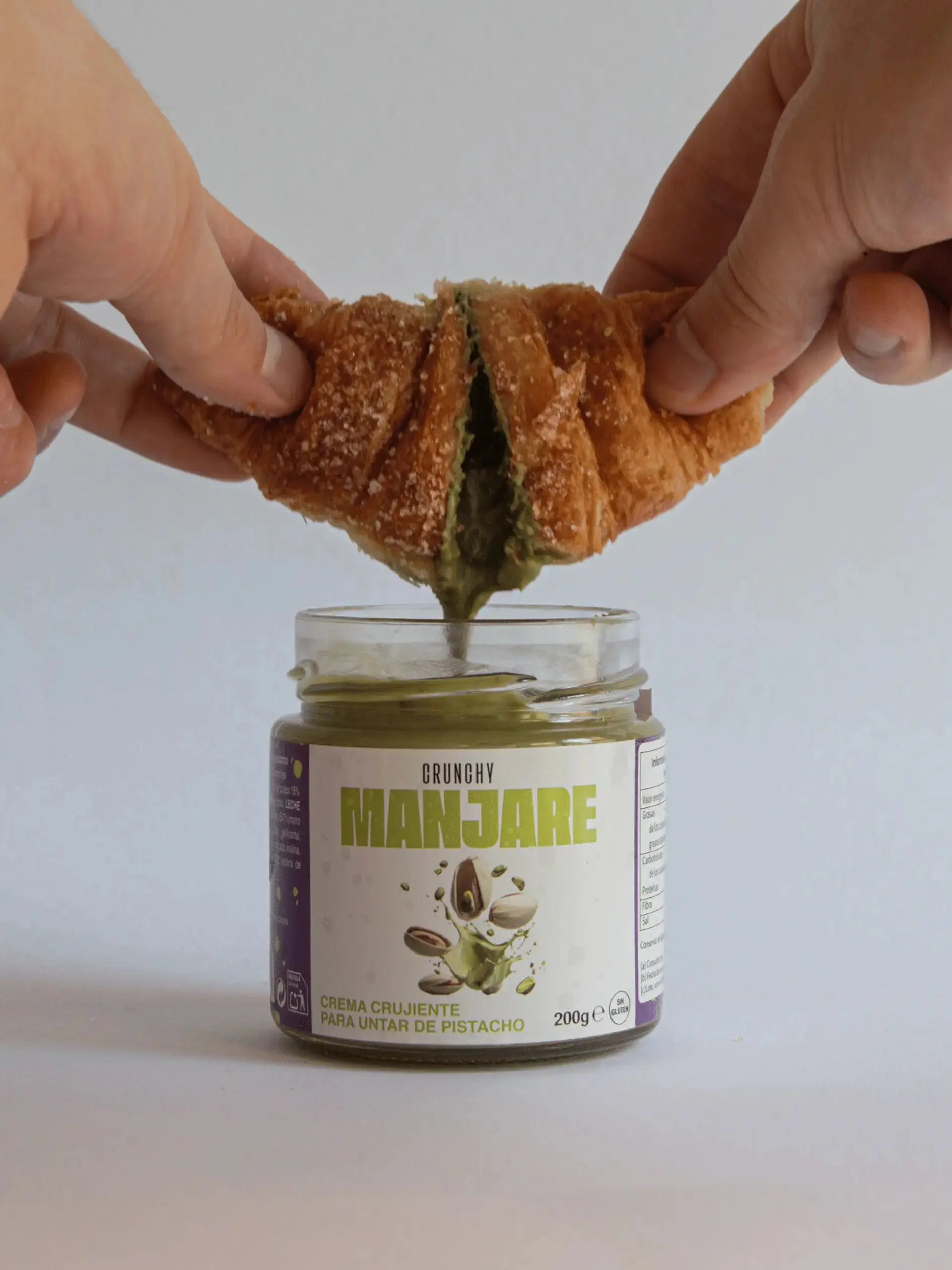 Croissant mezclado con MANJARE CRUNCHY - CREMA DE PISTACHO DULCE CON TROZOS DE PISTACHO 